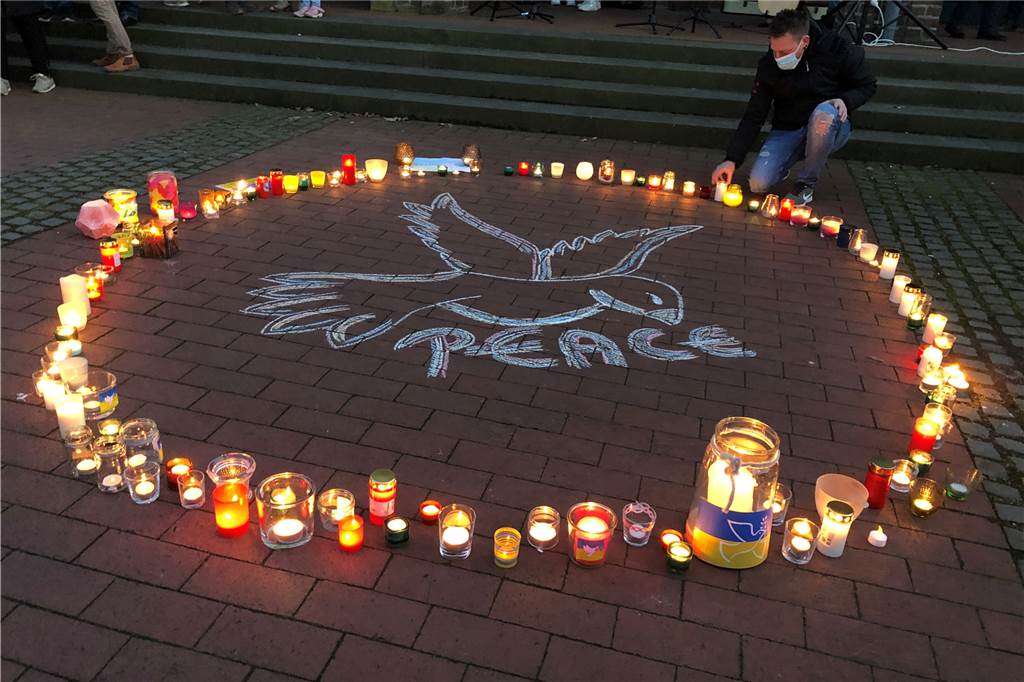 250 Menschen setzen in Raesfeld ein Zeichen gegen Krieg (mit Video) Mit Kerzen und einer mit Kreide gemalten Friedenstaube drückten die Raesfelder ihre Solidarität und den Wunsch nach Frieden aus.