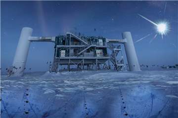 Mit kilometertief im Eis versenkten Detektoren erforschen die Wissenschaftler der IceCube-Kollaboration kleinste Teilchen aus dem Kosmos.
