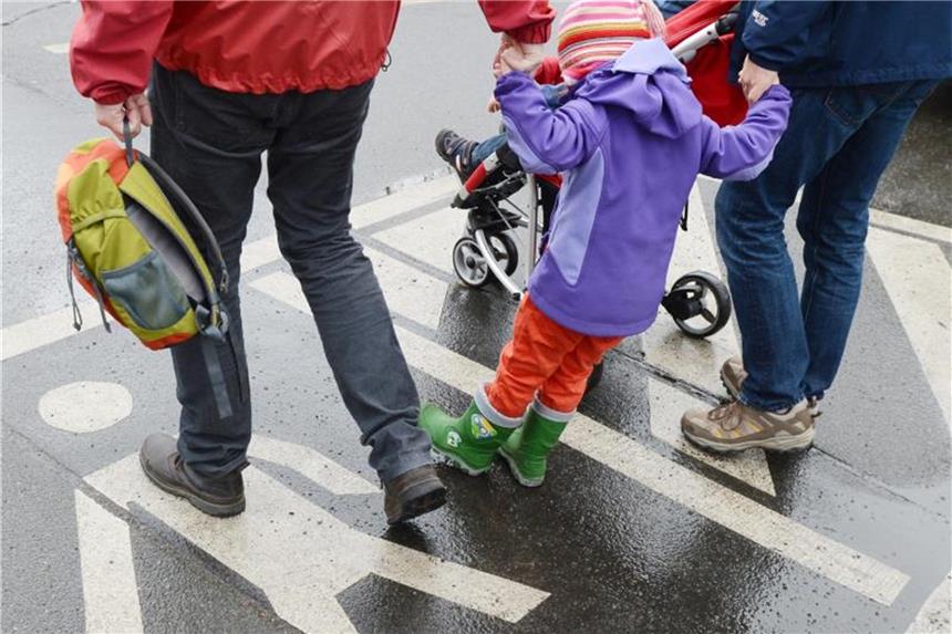 Ständiges Antreiben macht Kinder nicht schneller Mit Kindern morgens rechtzeitig aus dem Haus zu kommen, ist nicht so einfach. Foto: Jens Kalaene/dpa