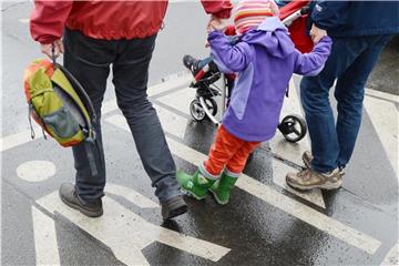 Mit Kindern morgens rechtzeitig aus dem Haus zu kommen, ist nicht so einfach. Foto: Jens Kalaene/dpa