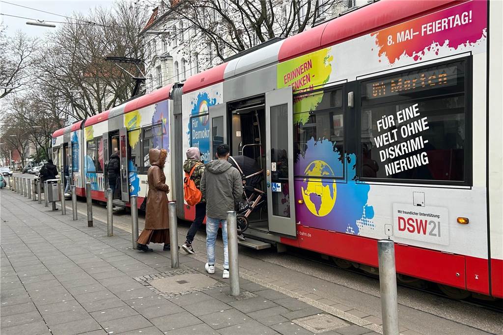 Barrierefreiheit: Haltestellen-Umbau kommt drei Jahre später als geplant Mit Kinderwagen oder Rollator kommt man der Haltestelle Borsigplatz nur mühsam in die Stadtbahn-Wagen.