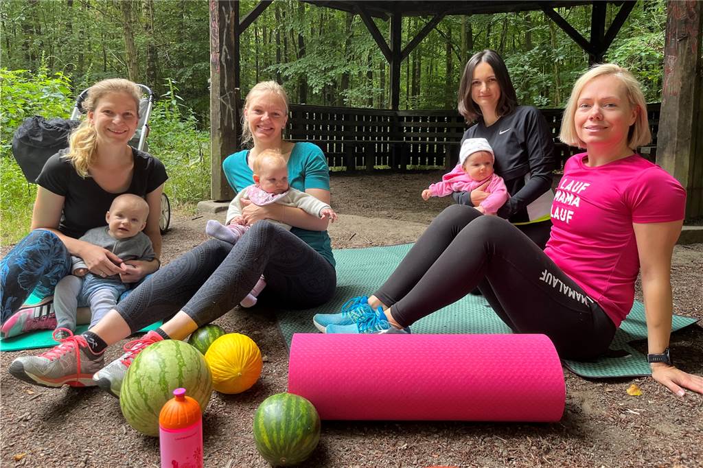 Mit dem Kinderwagen durch den Wald: Lisa Steinke (34) bietet Outdoor-Kurse für junge Mütter an Die drei Teilnehmerinnen und ihre Töchter. Trainerin Lisa Steinke. Und Sportmatten und Wassermelonen im Vordergrund.