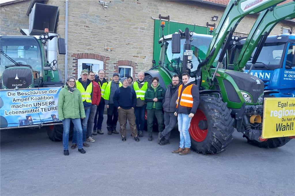 Lüner Landwirte mit Treckern auf dem Weg zur Demo: „Es ist Wahnsinn“ Mit knapp 20 Fahrzeugen haben sich die Lüner Landwirte an der Demo am Montag beteiligt. Mit dabei waren auch einige Unternehmen des Gartenlandschaftsbaus.