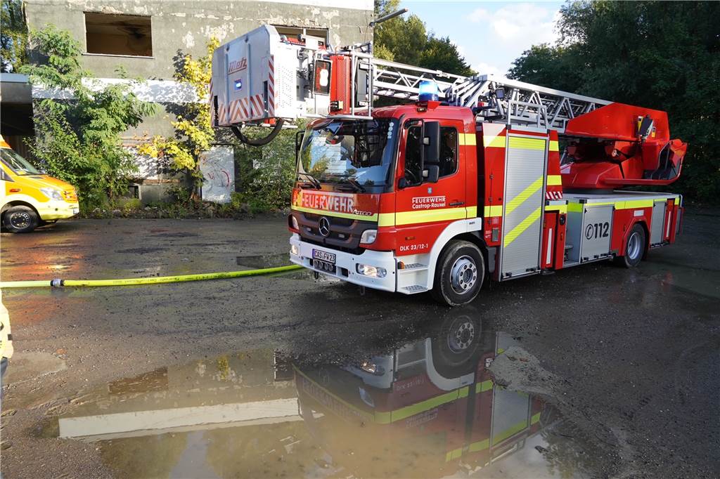 Nach Brand in Castrop-Rauxel: Diskussion um Mitverantwortung der Stadt Mit knapp 30 Rettungskräften rückte die Feuerwehr am Samstagnachmittag an.