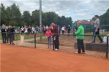 Mit knapp 70 Leuten wurden die Allwetterplätze beim Werner TC eröffnet.
