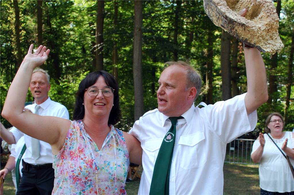 Viele Bilder: Hubert Assing schoss den Vogel in Sabstätte ab und ist nun neuer König Mit Königin Henrika Werlemann-Greving an seiner Seite jubelt Hubert Assing dem Sabstätter Schützenvolk zu.