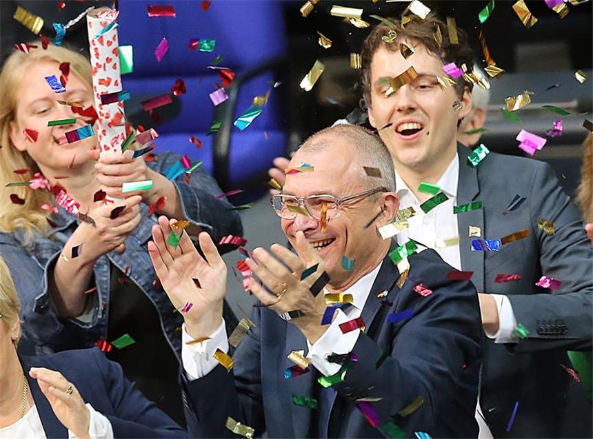 Ehe für alle: Konfetti und Regenbogentorte Mit Konfetti bejubeln die Fraktionsmitglieder von Bündnis 90/Die Grüne die Entscheidung.