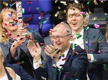 Mit Konfetti bejubeln die Fraktionsmitglieder von Bündnis 90/Die Grüne die Entscheidung.