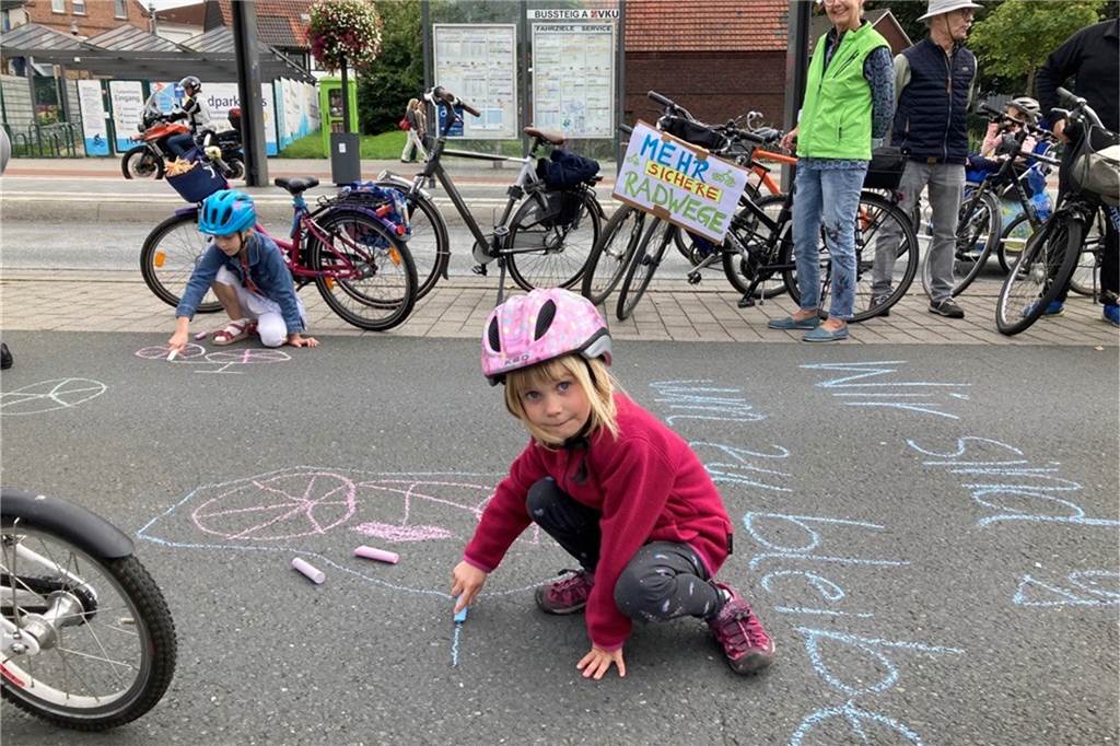 Fast 100 Kinder demonstrieren bei Rad-Demo in Werne: „Wir brauchen mehr Platz“ Mit Kreide malten die Kids Botschaften auf die Fahrbahn am Werner Stadthaus.