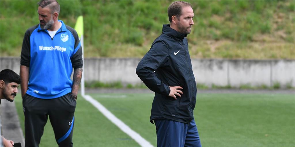 FC Frohlinde: Vorsitzender ist begeistert vom spielenden Trainer Sascha Rammel Mit kurzen Hosen und Trikot unter der Jacke war Frohlindes Trainer Sascha Rammel mit Beginn der Partie gegen den FC Altenbochum spielbereit - und wechselte sich in der 75. Minute ein.