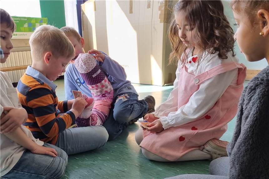 Kinder im Kreis Coesfeld lernen spielend den Umgang mit Abfall Mit Kuschel-Kompostwurm „Lombi" lernen die Kinder spielerisch den richtigen Umgang mit Abfällen.