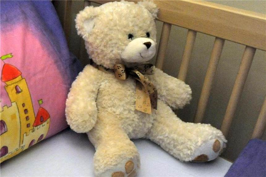 Kuscheltiere für Demenzpatienten Mit Kuscheltieren sind oft schöne Erinnerungen verbunden. Menschen mit Demenz können sie daher helfen, innere Ruhe zu entwickeln. Foto: Martin Schutt