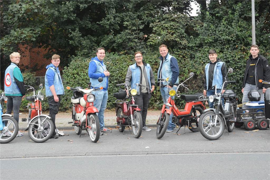 „Radweg Rocker“ und Mofamonkeys knattern zum großen Treffen nach Ahaus Mit Kutte und Mofa sind die Radweg Rocker aus Epe zum Treffen gekommen.