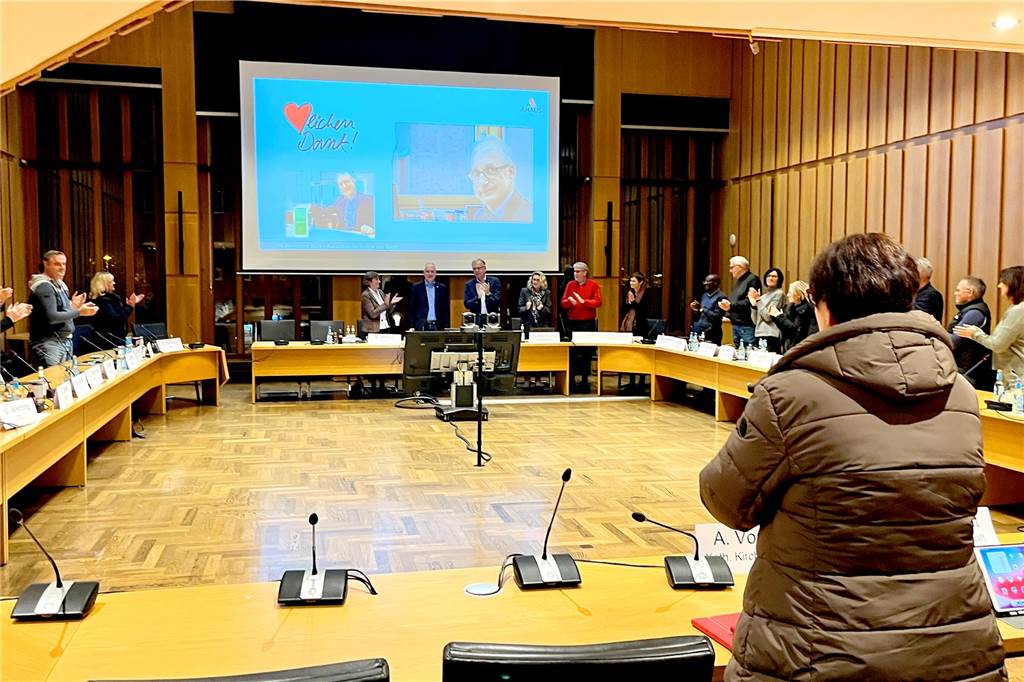 32 Klassenräume fehlen: Ahaus steht in zehn Jahren vor riesigem Problem Der Schul- und Sportausschuss applaudiert Werner Leuker. Der Beigeordnete hatte seine letzte Sitzung des Ausschusses.
