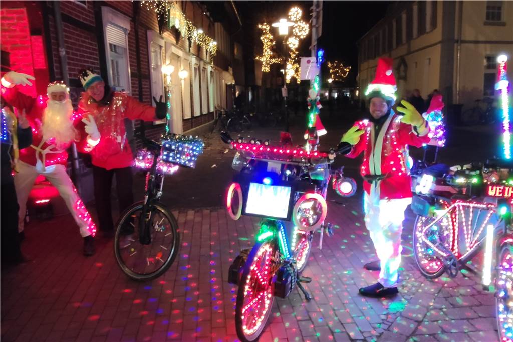Diskallico als Nikolaus unterwegs: Zu Besuch auf den Weihnachtsmärkten Mit langem Bart und seinen ebenfalls weihnachtlich gekleideten Freunden macht sich Karl Jehle auf den Weg zu den staunenden Weihnachtsmarktbesuchern.