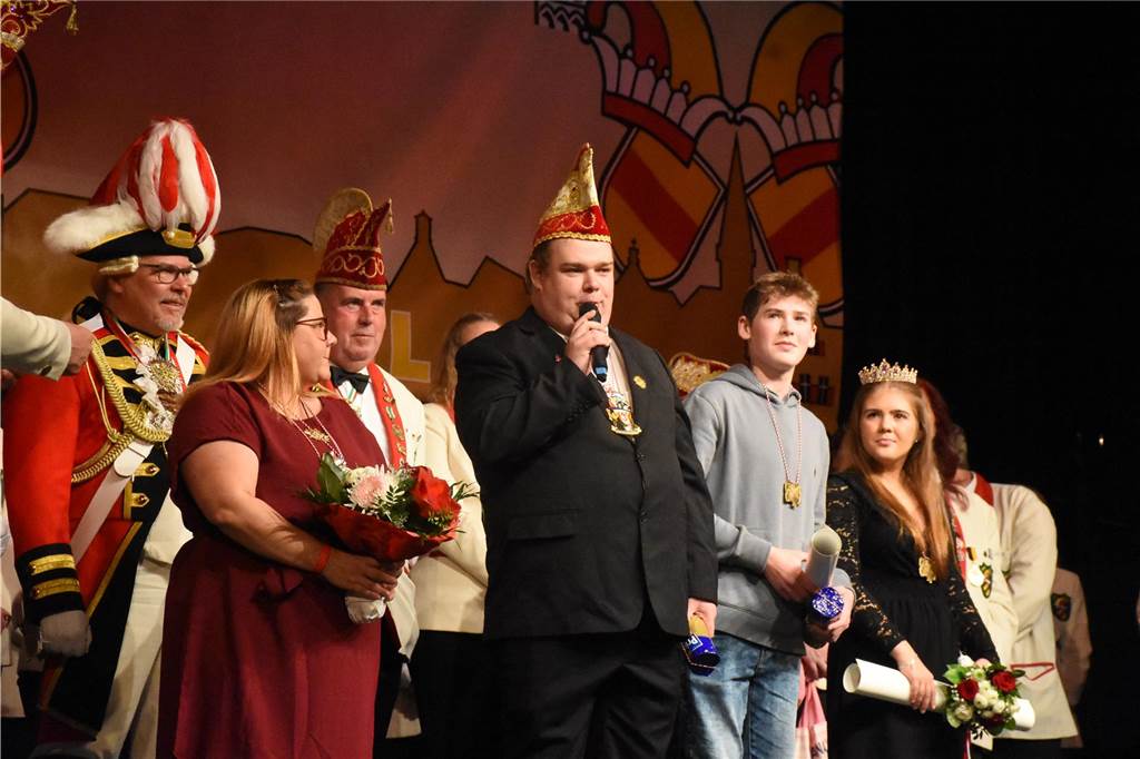 Mit lautem "Helau" krönten die Werner Karnevalisten am Samstag bei der Prinzenproklamation ihr neues Stadtprinzenpaar. Wir waren mit der Kamera dabei.