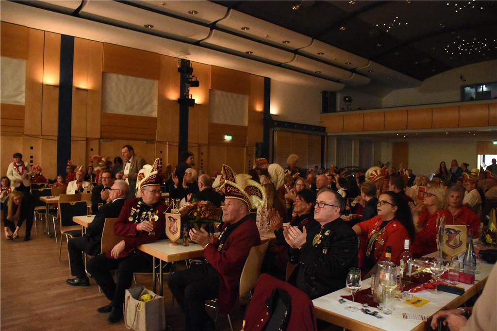 Mit lautem "Helau" krönten die Werner Karnevalisten am Samstag bei der Prinzenproklamation ihr neues Stadtprinzenpaar. Wir waren mit der Kamera dabei.