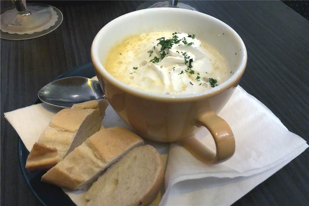 Das Vivendi macht auch fleischlos glücklich Mit leicht fruchtiger Note und der richtigen Dosis Schärfe ist die Maiscremesuppe ein guter Menüauftakt.