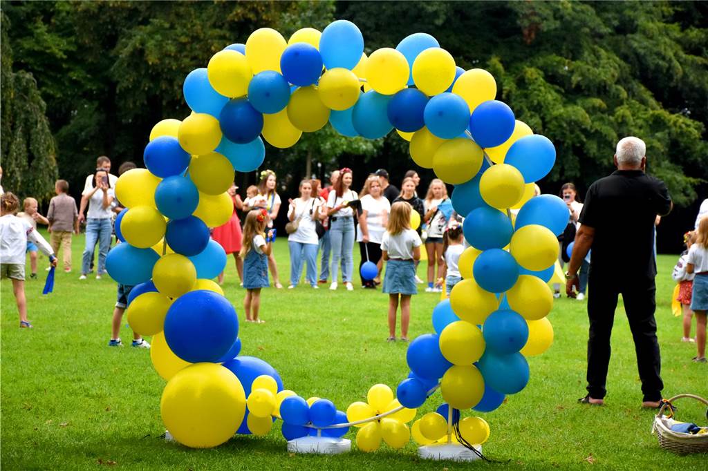 Flüchtlinge: Ukrainischer Unabhängigkeitstag und wenig Platz in Unterkünften Die ukrainischen Nationalfarben im Ahauser Schlossgarten