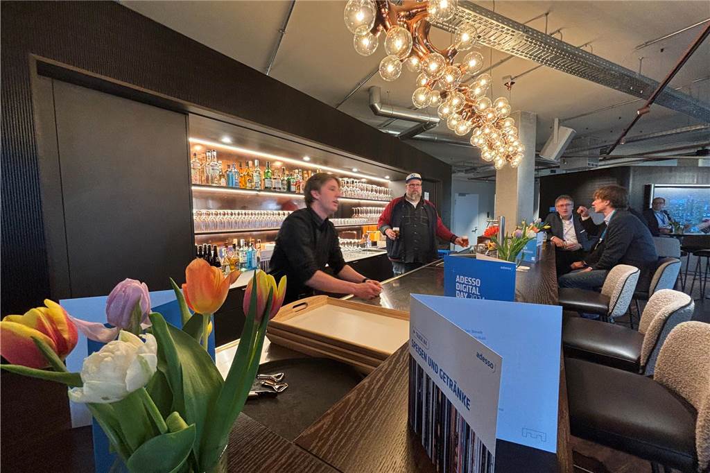 Wie Adesso seine Mitarbeiter aus dem Homoffice locken will Mit Likören, Schnäpsen und auch alkoholfreien Getränken ist die Bar in der Skylounge von Adesso in Dortmund gut bestückt.