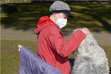 Mit Lisbeth genießt Sabine Schwarz die Sonne. Für sie ist das pure Entspannung.