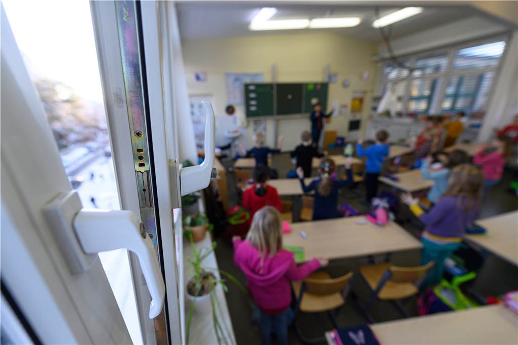 Mit Lüften und Co2-Ampeln, die Lehrer und Schüler ans Lüften erinnern, soll das Problem in den Lüner Klassenzimmern weitgehend gelöst werden.