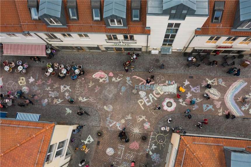 Zeichen für Toleranz: Köthener malen Innenstadt bunt an Mit Malkreide haben viele Bürgerinnen und Bürger Botschaften auf den Boden einer Straße in der Nähe des Marktplatzes gemalt und geschrieben. Foto: Sebastian Köhler