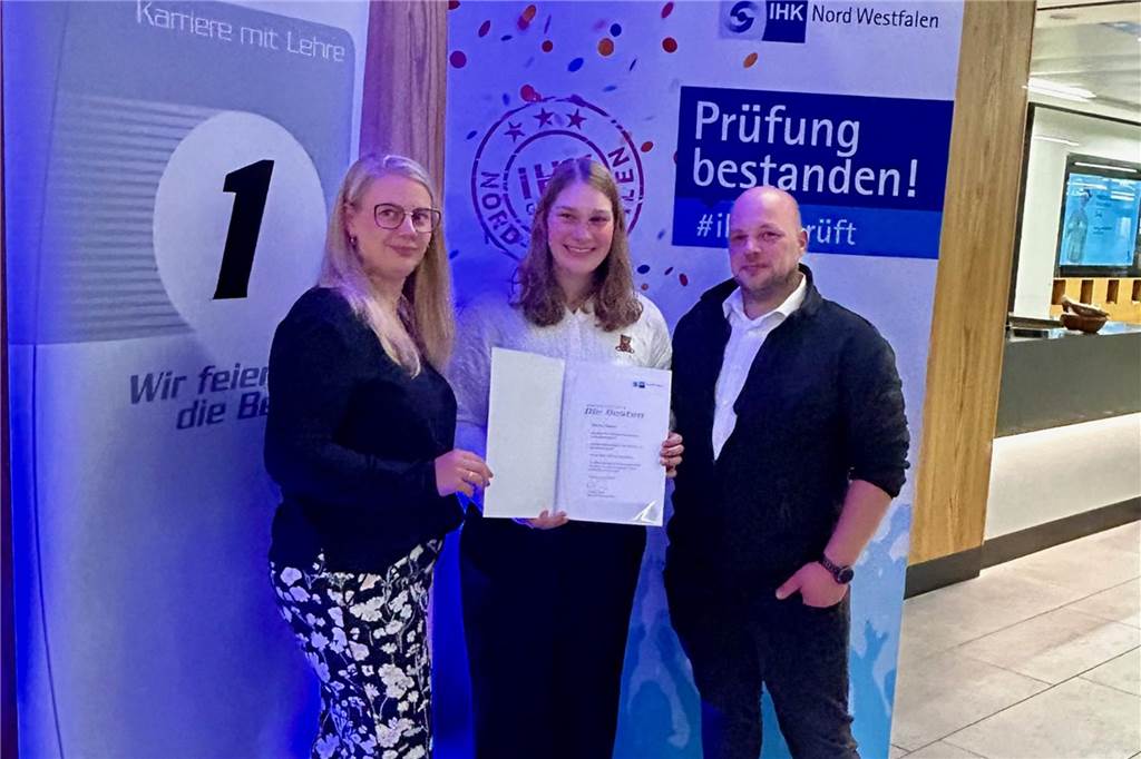 Die beste Auszubildende in Nordwestfalen: Maresa Kamps aus Oeding Mit Maresa Kamps (Mitte) freuen sich (v.l.) Friederike Tennagen und Andre Schlettert.