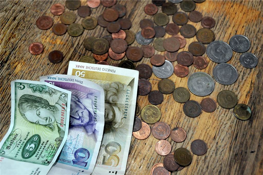 Bezahlen mit der D-Mark: An einem Ort in Schwerte ist das noch möglich Zum Umtauschkurs von 1:2 wird die D-Mark in der Keule angenommen.