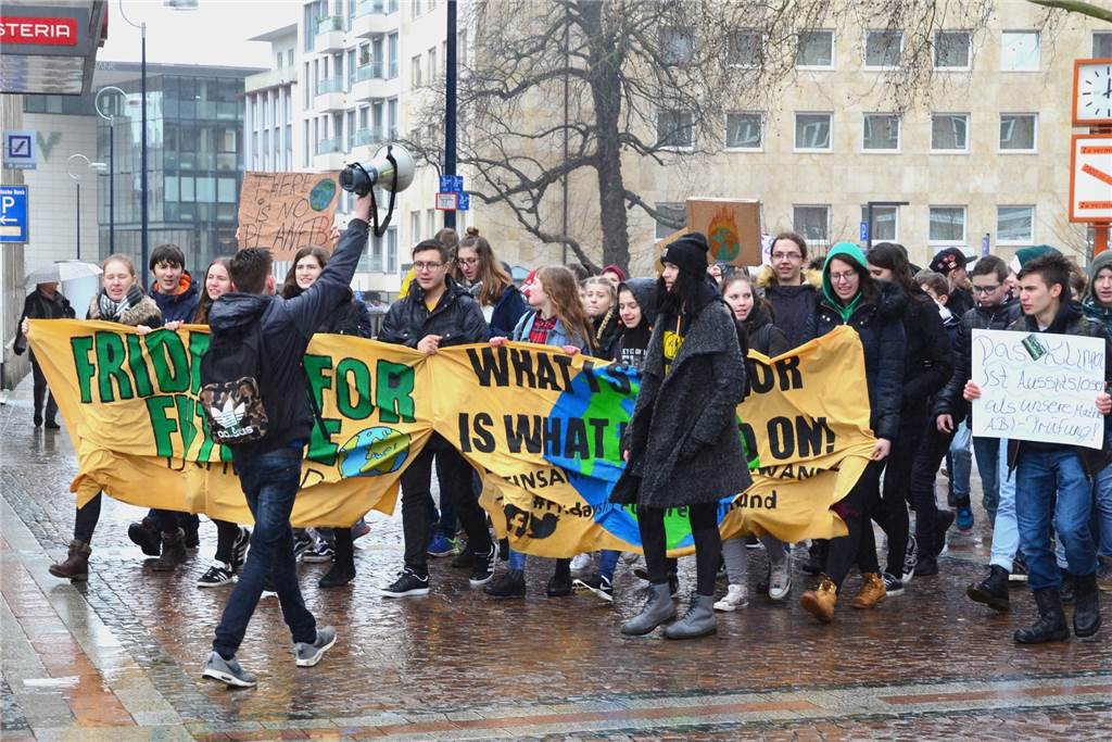 Vorbild Greta: Der Dortmunder Antonio Pittau (16) kämpft für‘s Klima Mit Megafon bewaffnet sorgt Antonio Pittau (vorne) für Stimmung an vorderster Front.