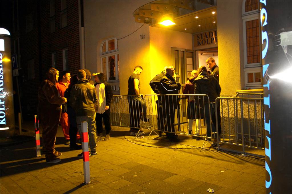 Rosenmontags-Fazit fällt doch schlechter aus: Nach dem Umzug kam es zu Schlägereien Mit mehreren Einsatzkräften kontrollierte der BAK-Sicherheitsdienst den Einlass der Party am Kolpingsaal.