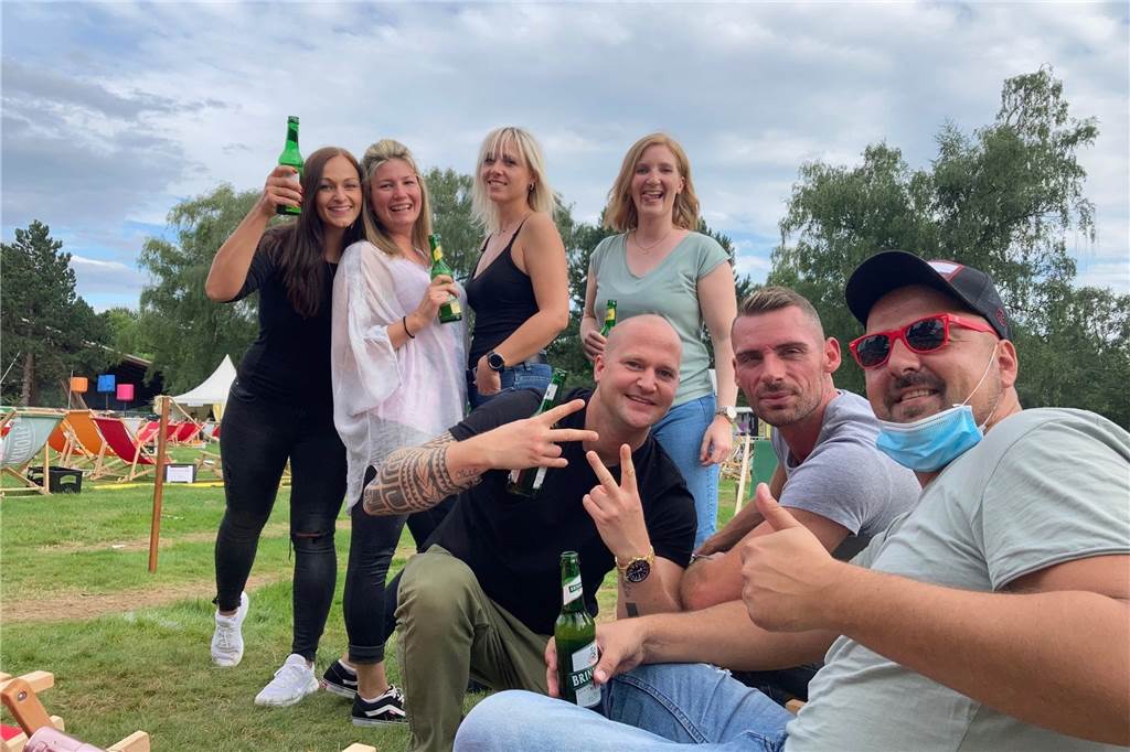 DJ Picknicks im Westfalenpark gestartet – auch Tanzen ist erlaubt Mit mehreren Freunden besuchte Rene Zörner (vorn re.) das DJ Picknick.