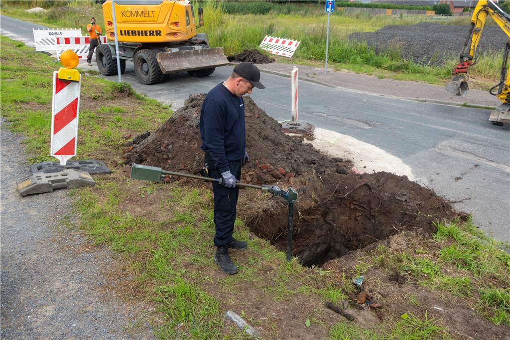 Mit Video: Kampfmittelräumer auf der Suche nach Bomben und Granaten Mit Messgeräten und behutsamer Schaufelarbeit haben die Kampfmittelbeseitiger die Metallobjekte freigelegt.