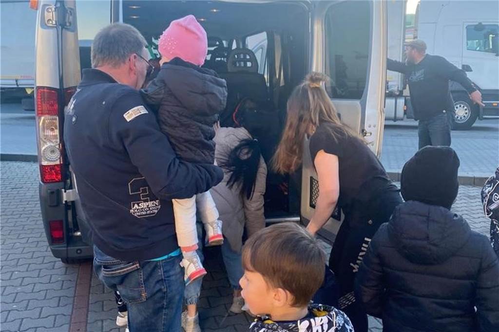 Schwerter Pastor hilft Flüchtlingen: „Selbst im größten Leid gibt es Hoffnung“ Mit Mini-Vans brachten die Helfer eine Woche lang viele Flüchtlinge in Sicherheit. Insgesamt fuhren sie 35.000 Kilometer und halfen 189 Personen.