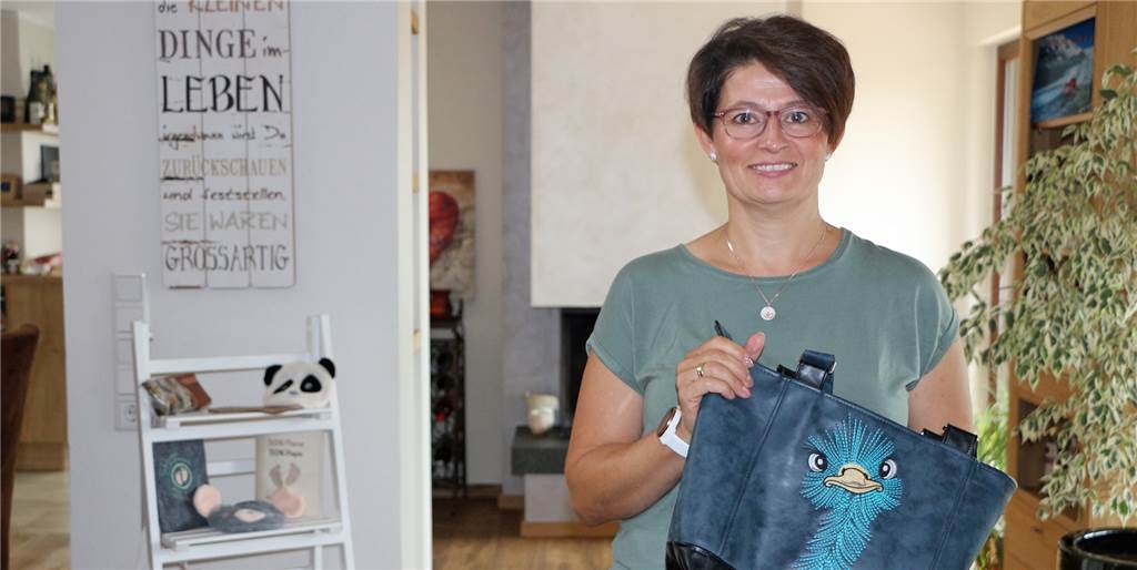 Claudia Kolks-Stegger entdeckt mit Mitte 40 die Leidenschaft fürs Nähen Mit Mitte 40 hat Claudia Kolks-Stegger ihre Leidenschaft fürs Nähen entdeckt. Daran lässt die 46-Jährige nun Kundinnen und Kunden über einen Onlineshop teilhaben. Echte Unikate, von Taschen aller Art bis zur Mutterpasshülle, entstehen dabei.