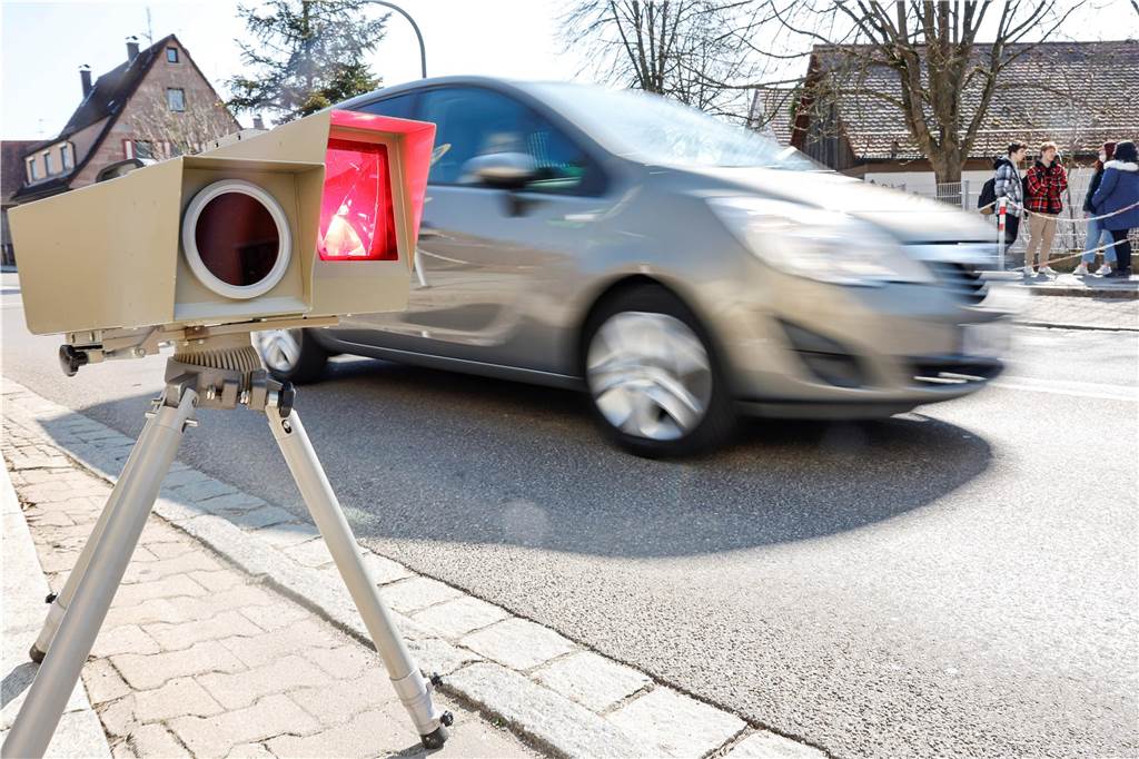 Polizei nennt keine Blitzer-Standorte mehr: Der Kreis geht anders vor Mit mobilen Blitzern kontrolliert der Kreis Unna tagtäglich das Tempo der Autofahrer an verschiedenen Standorten im ganzen Kreis.