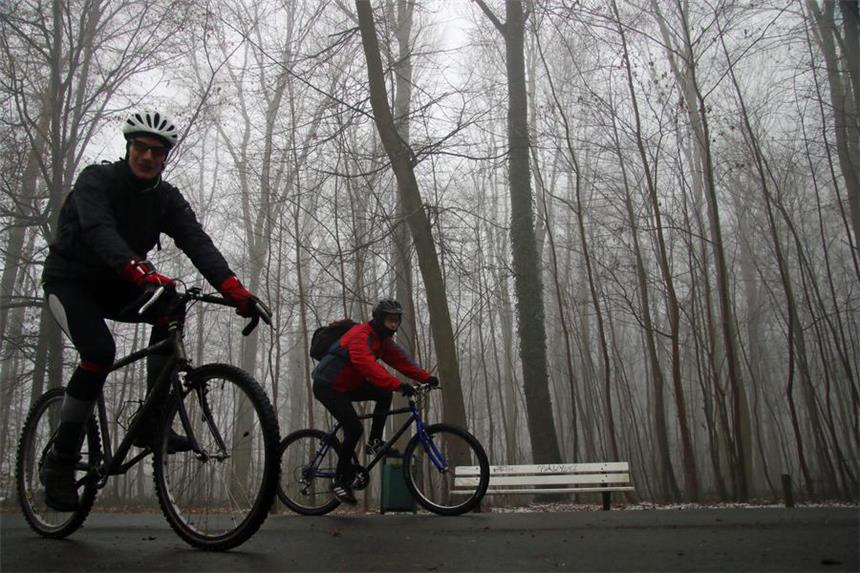 Mehr als 500 Radler beim Auftakt in die Winter-Serie Mit Mountainbikes ließen sich die Strecken gut bewältigen – trotz Eis an manchen Stellen. Im Schlosspark waren die Wege teilweise gestreut worden.