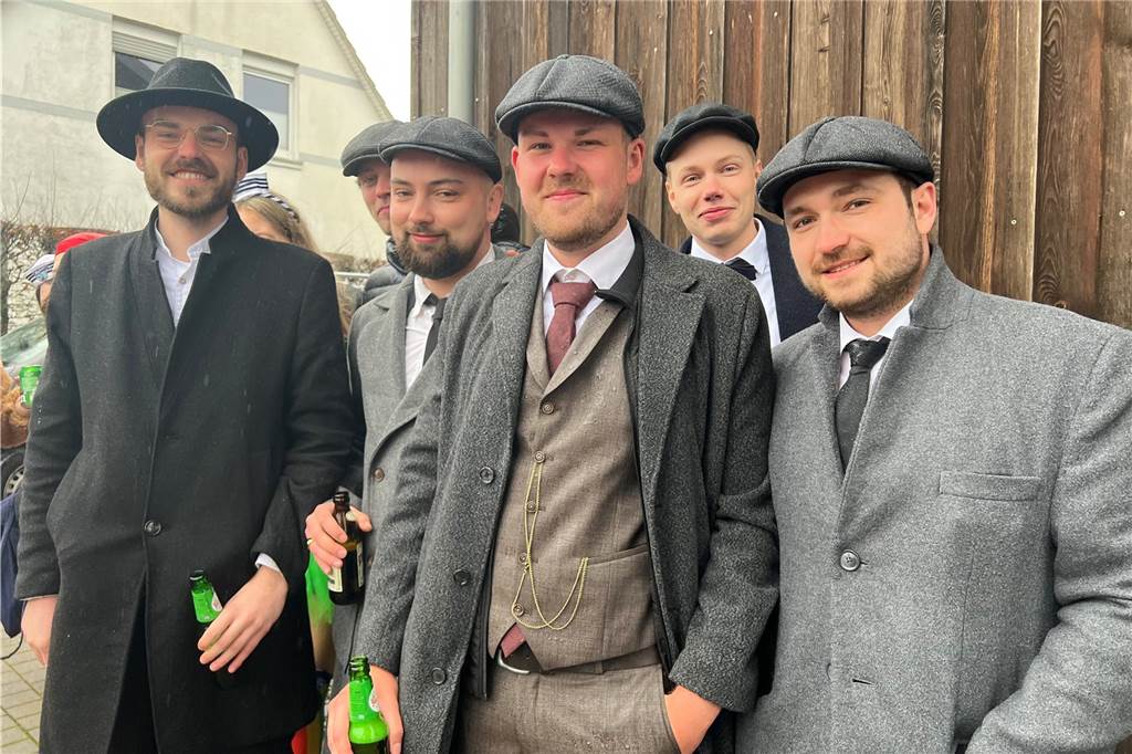 Mit Mütze, Mantel, Krawatte und Anzug: Die Peaky Blindes, eine Gang aus dem Birmingham des frühen 20. Jahrhunderts, waren ebenfalls beim Südlohner Karneval vertreten.