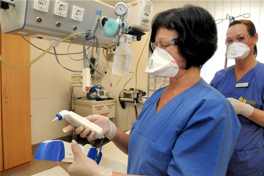 Marienkrankenhaus schult Personal: Zwei Fragen verraten Infektion mit dem Coronavirus Mit Mundschutz, Schutzbrille und Einmalhandschuhen rüsten sich Ankica Engelbracht (l.) und Simone van Klev im Marienkrankenhaus für den Fall, dass Coronavirus-Patienten aufgenommen werden müssen.