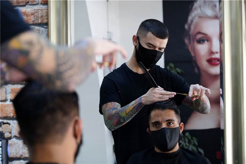 Haare schneiden in Corona-Zeiten: Diese Regeln gelten für den Friseurbesuch Mit Mundschutz und Abstand: Friseure dürfen mit bestimmten Auflagen wieder öffnen.