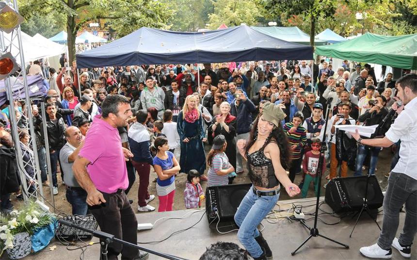 Roma präsentieren bei "Djelem Djelem" ihre Kultur Mit Musik und Tanz wird es auch dieses Jahr wieder rund gehen beim "Djelem, Djelem", so wie auf diesem Archivfoto von der ersten Ausgabe des Festivals 2014.