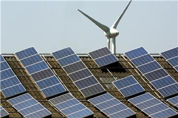 Mit nachhaltigen Geldanlagen verbindet man häufig Umweltschutz und soziale Verbesserung. Doch so klar geregelt ist es nicht. Foto: Roland Weihrauch/Symbolbild
