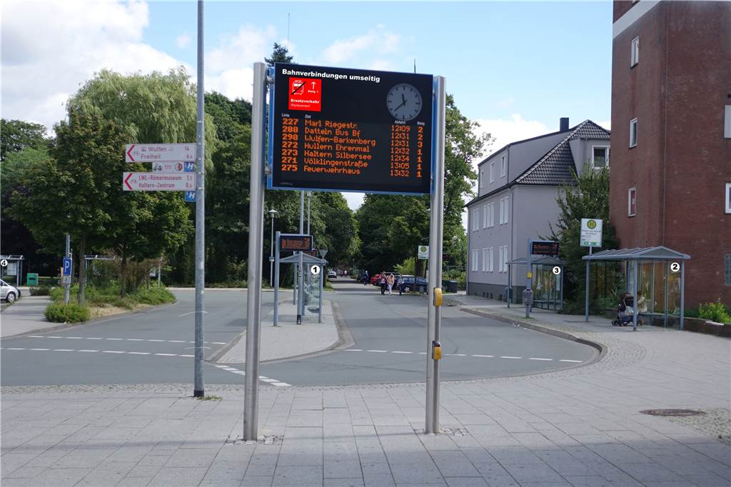 „Von einem Musterbahnhof ist der Bahnhof Haltern noch weit entfernt“ Mit Nummerierungen und Hinweisen auf den Schienenersatzverkehr wäre die Beschilderung am Busbahnhof eindeutiger, findet Bernd Seckfort.
