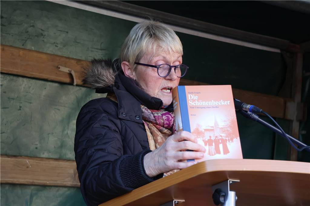 600 Schermbecker demonstrieren gegen Rechts Mit nur einer Woche Vorlauf und ganz ohne Erfahrung hatte die parteilose Schermbecker Autorin Marlis Fengels die Demonstration auf dem Schermbecker Rathausplatz organisiert.