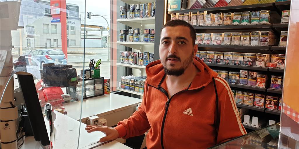 Benzinpreise niedrig wie im Februar: An Tankstellen rätseln sie über Gründe Mit offenen Ohren für die Sorgen der Kunden: Okan Aslan ist bereits seit zehn Jahren im Tankstellen service tätig