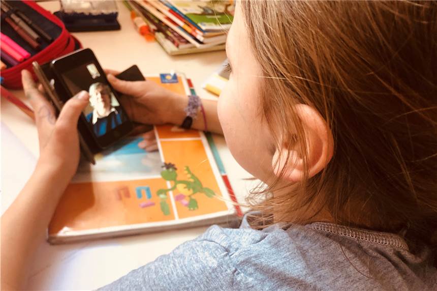 Mit Oma per Video-Anruf in Kontakt zu bleiben, das kann bei schweren Kinder-Herzen ein bisschen helfen.