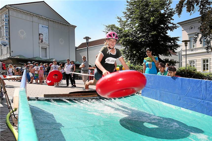 30 Meter lange Wasserrutsche vor dem Rathaus in Unna Mit ordentlich Schwung geht es die lange Wasserrutsche besonders schnell hinunter.
