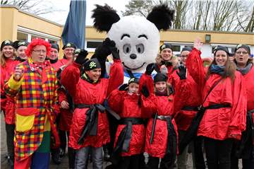 Mit-Organisator Otto Schröder (vorne l.) freut sich auf viele Besucher beim Kinderkarnevalsumzug an und in der der Haardklinik.