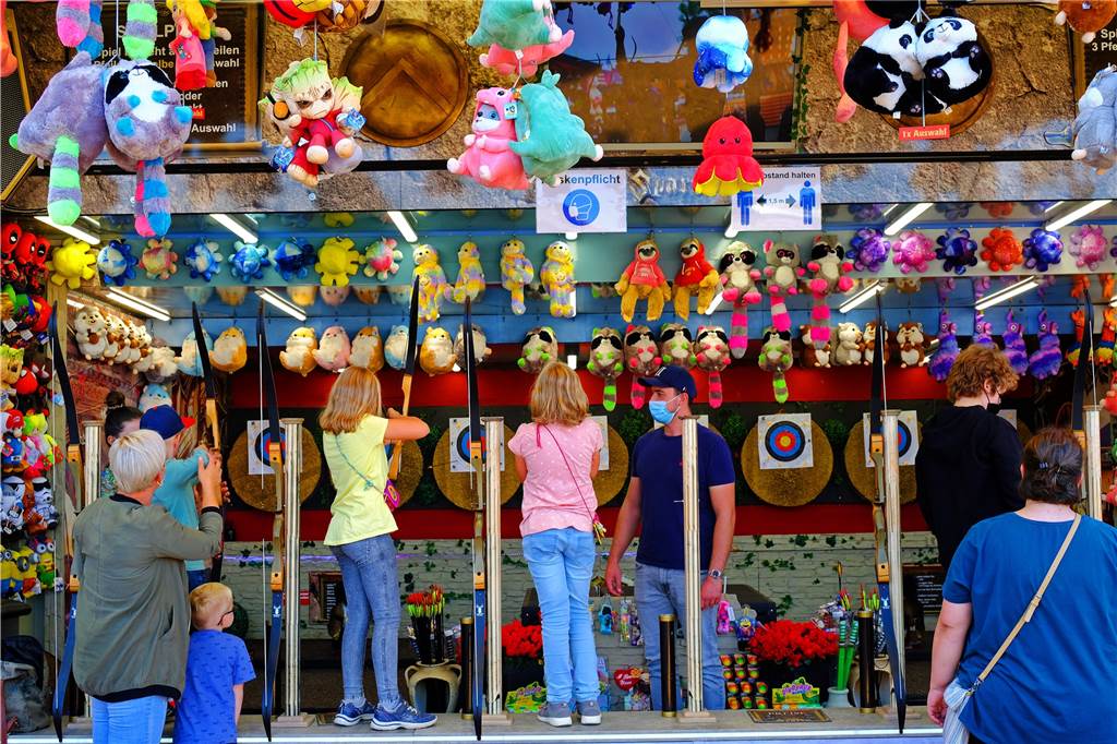 Vredener feiern ihre „Kirmes“: Es ist laut, es ist bunt, es ist schön Mit Pfeil und Bogen auf der Jagd nach dem großen Gewinn.