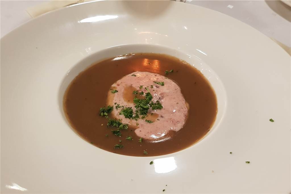 Das M3 setzt im modernen Ambiente auf klassische Gerichte und saisonale Küche Mit Pfiff und dem Kick Extrafrische: die Wildrahmsuppe mit Preiselbeersahne